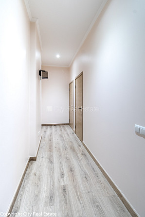 Фасадный дом, благоустроенная озеленённая территория, место для машины, Рига - изображение 13