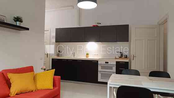 Земля в собственности, дом во дворе, благоустроенная озеленённая территория, Rīga