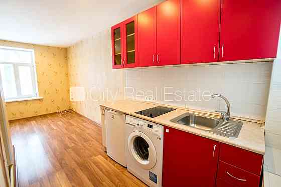 Земля в собственности, дом во дворе, кирпичные стены, благоустроенная Rīga