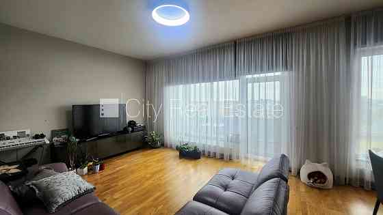 Частный дом, новостройка, благоустроенная озеленённая территория 3557 м2, въездные Jūrmala