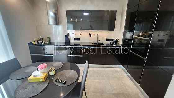 Частный дом, новостройка, благоустроенная озеленённая территория 3557 м2, въездные Jūrmala