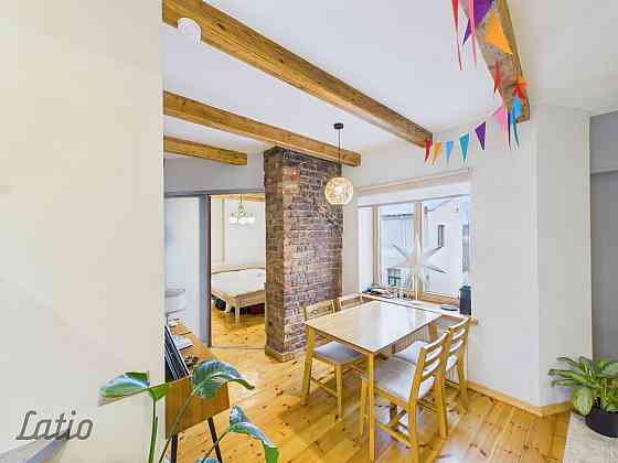 Pārdošanā kluss, gaišs un silts dzīvoklis renovētas ēkas iekšpagalma pusē. Logi vērsti uz pagalmu, u Рига