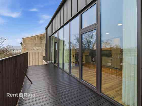 Двухэтажный пентхаус в отреставрированном здании с просторной террасой! Рига