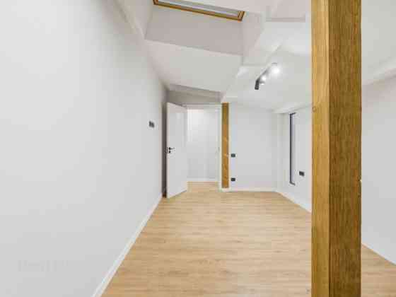 Двухэтажный пентхаус в отреставрированном здании с балконом!  Предлагаем Рига