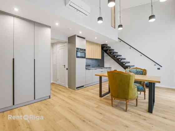 Двухэтажный пентхаус в отреставрированном здании с балконом!  Предлагаем Рига