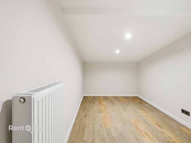 Divstāvīgs penthausa dzīvoklis ar balkonu renovētā ēkā!  Piedāvājumā elegants divu istabu Rīga - foto 8