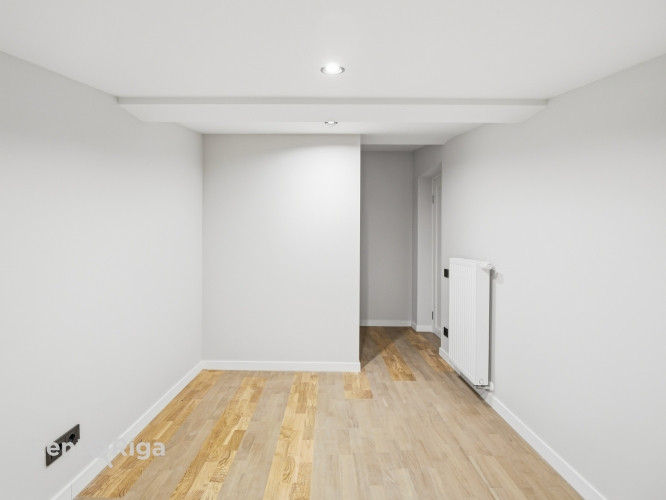 Divstāvīgs penthausa dzīvoklis ar balkonu renovētā ēkā!  Piedāvājumā elegants divu istabu Rīga - foto 9