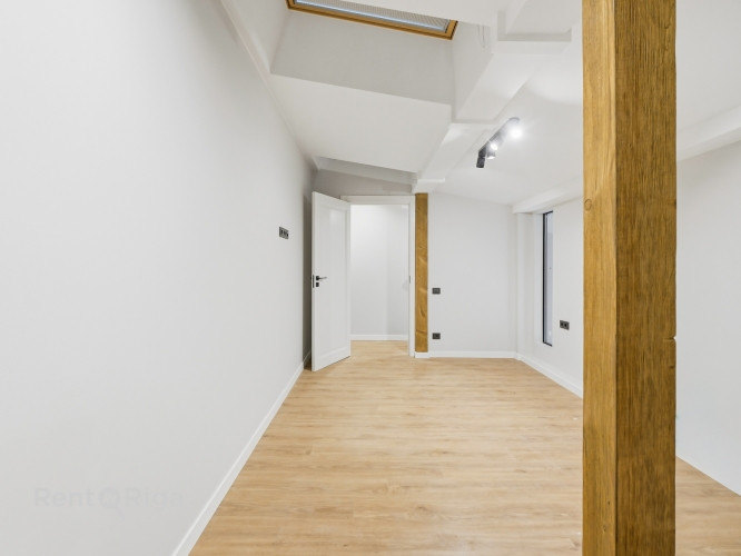 Divstāvīgs penthausa dzīvoklis ar balkonu renovētā ēkā!  Piedāvājumā elegants divu istabu Rīga - foto 5