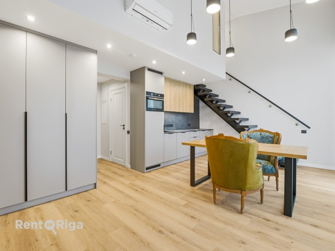 Divstāvīgs penthausa dzīvoklis ar balkonu renovētā ēkā!  Piedāvājumā elegants divu istabu Rīga - foto 1