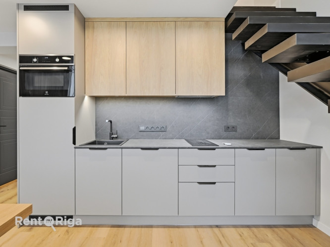 Divstāvīgs penthausa dzīvoklis ar balkonu renovētā ēkā!  Piedāvājumā elegants divu istabu Rīga - foto 4