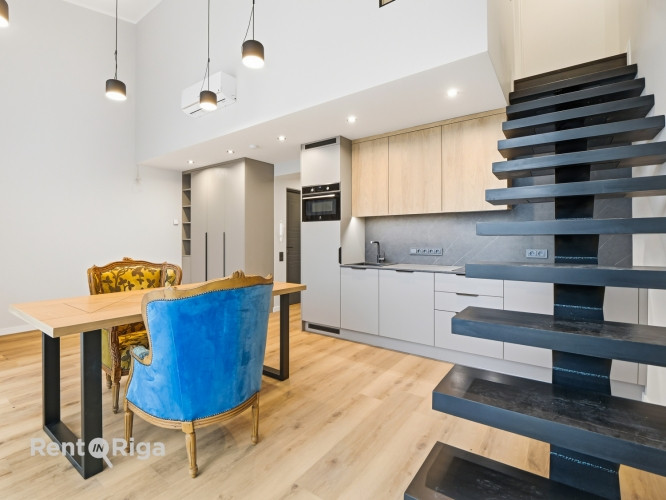 Divstāvīgs penthausa dzīvoklis ar balkonu renovētā ēkā!  Piedāvājumā elegants divu istabu Rīga - foto 3