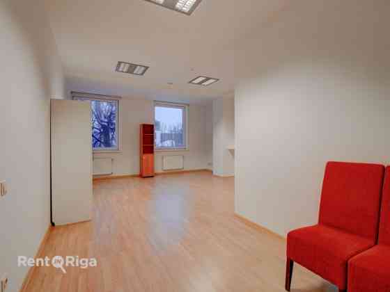 Сдается в аренду офис, состоящий из двух отдельных помещений и коридора. Rīga