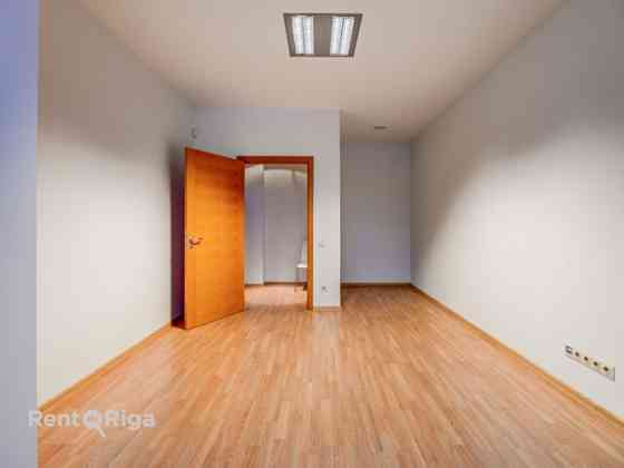 Сдается в аренду офис, состоящий из двух отдельных помещений и коридора. Rīga