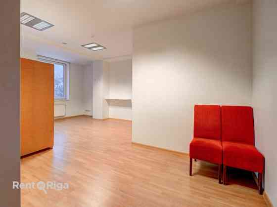 Сдается в аренду офис, состоящий из двух отдельных помещений и коридора. Rīga