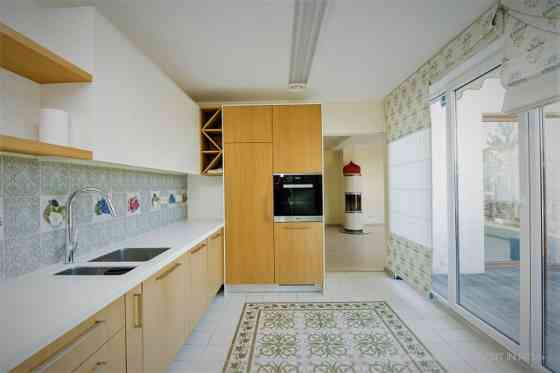 Предлагаем в аренду трехэтажный дом с 5 спальнями. Дом находится в поселке Рижский район