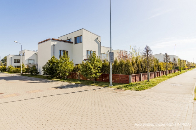 Предлагаем в аренду трехэтажный дом с 5 спальнями. Дом находится в поселке Рижский район - изображение 1