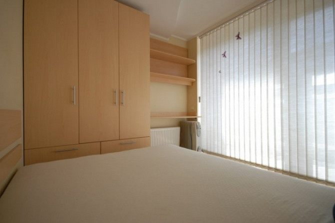 Ilgtermiņā izīrē kompaktu, mēbelētu studio tipa dzīvokli ar atsevišķu guļamistabu Rīga - foto 6