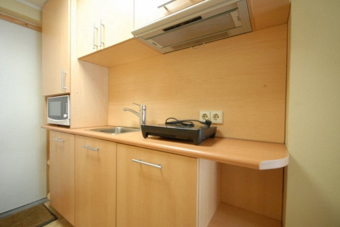 Ilgtermiņā izīrē kompaktu, mēbelētu studio tipa dzīvokli ar atsevišķu guļamistabu Rīga - foto 8