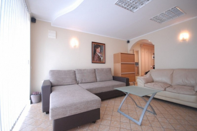 Ilgtermiņā izīrē kompaktu, mēbelētu studio tipa dzīvokli ar atsevišķu guļamistabu Rīga - foto 1