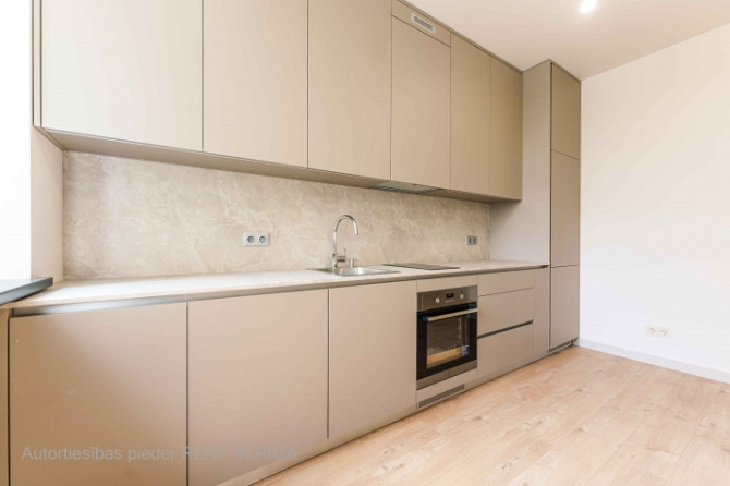 Mūsdienīgs un līdz detaļām pārdomāts 2-istabu dzīvoklis Lielirbes ielā 9a  lokācijā, kas Rīga - foto 2