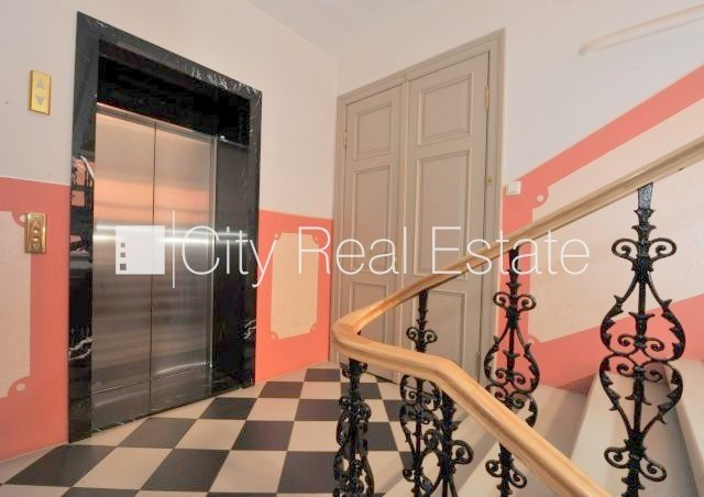 Renovēta māja, slēgts pagalms, ieeja no pagalma, kāpņu telpa pēc kapitālā remonta, logi Rīga - foto 13