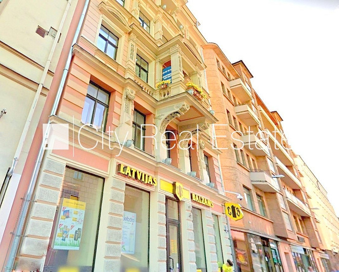 Renovēta māja, slēgts pagalms, ieeja no pagalma, kāpņu telpa pēc kapitālā remonta, logi Rīga - foto 14