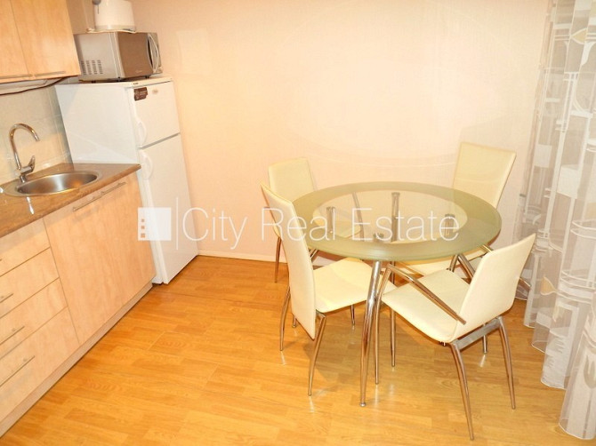 Renovēta māja, slēgts pagalms, ieeja no pagalma, kāpņu telpa pēc kapitālā remonta, logi Rīga - foto 9