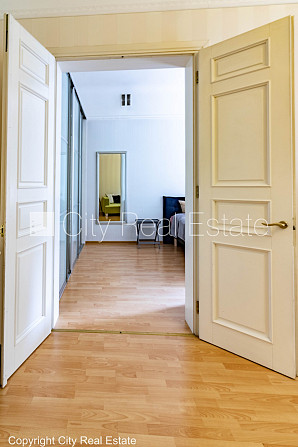 Renovēta māja, slēgts pagalms, ieeja no pagalma, kāpņu telpa pēc kapitālā remonta, logi Rīga - foto 18