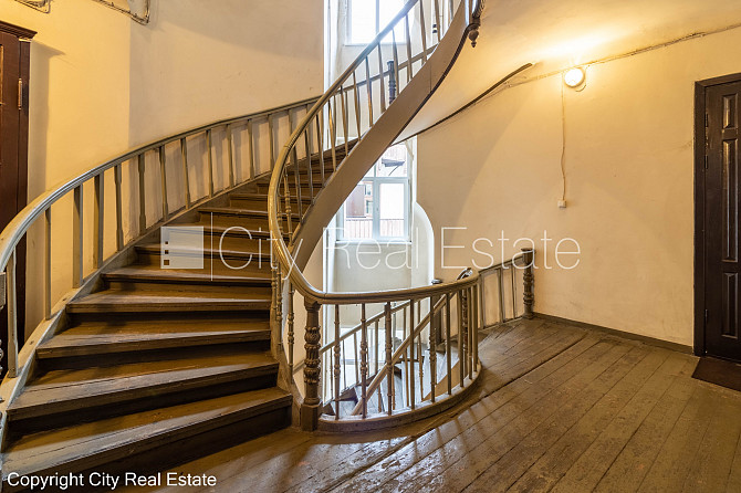 Fasādes māja, renovēta māja, ieeja no ielas, kāpņu telpa pēc kosmētiskā remonta, logi Rīga - foto 16