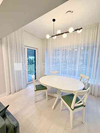 Фасадный дом, реновированный дом, вход со двора, апартаменты люкс, лифт, Рига