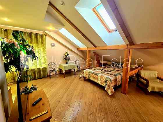 Здание во дворе, реновированный дом, вход со двора, лифт, окна выходят в обе Рига