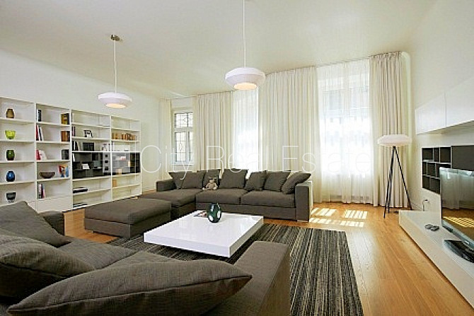 Здание во дворе, реновированный дом, вход со двора, лифт, окна выходят в обе Рига - изображение 15