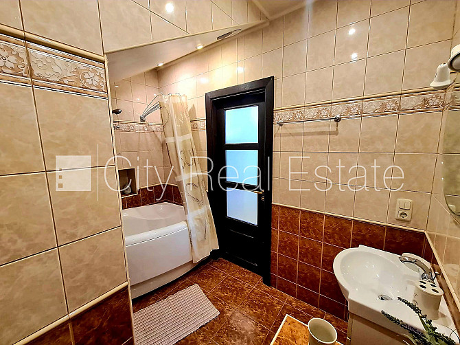 Здание во дворе, реновированный дом, вход со двора, лифт, окна выходят в обе Рига - изображение 9