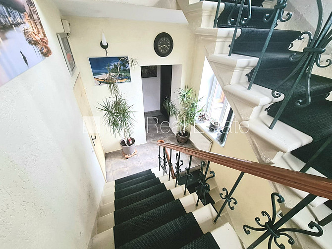 Здание во дворе, реновированный дом, вход со двора, лифт, окна выходят в обе Рига - изображение 10