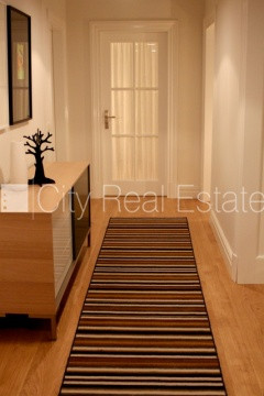 Фасадный дом, реновированный дом, закрытый двор, территория обнесена забором, Рига - изображение 7