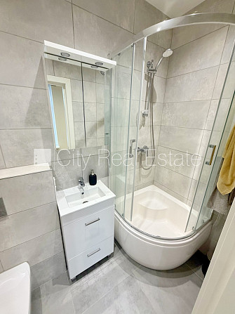 Фасадный дом, реновированный дом, закрытый двор, вход с улицы, лифт, лестничная Рига - изображение 12