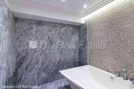 Фасадный дом, благоустроенная озеленённая территория, место для машины, Рига