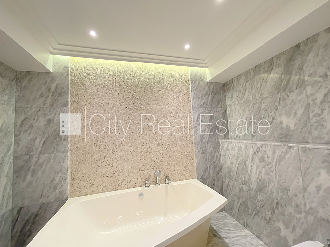 Фасадный дом, благоустроенная озеленённая территория, место для машины, Рига - изображение 15