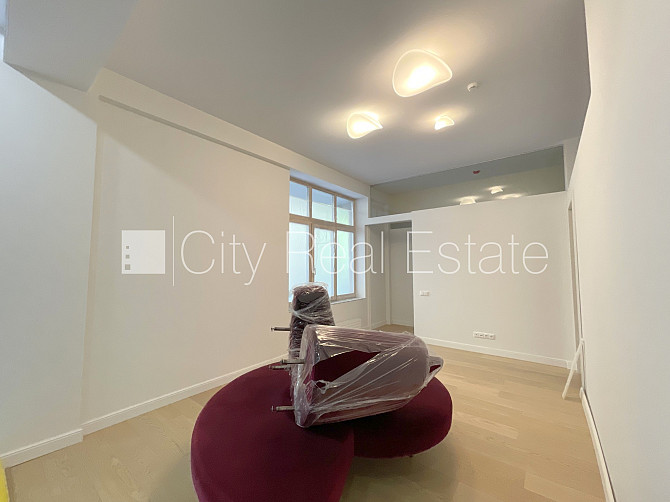 Фасадный дом, благоустроенная озеленённая территория, место для машины, Рига - изображение 8