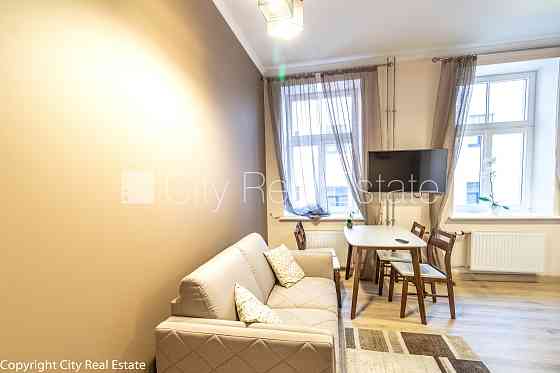 Фасадный дом, реновированный дом, вход с улицы, окна выходят на улицу, Рига