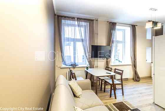 Фасадный дом, реновированный дом, вход с улицы, окна выходят на улицу, Рига