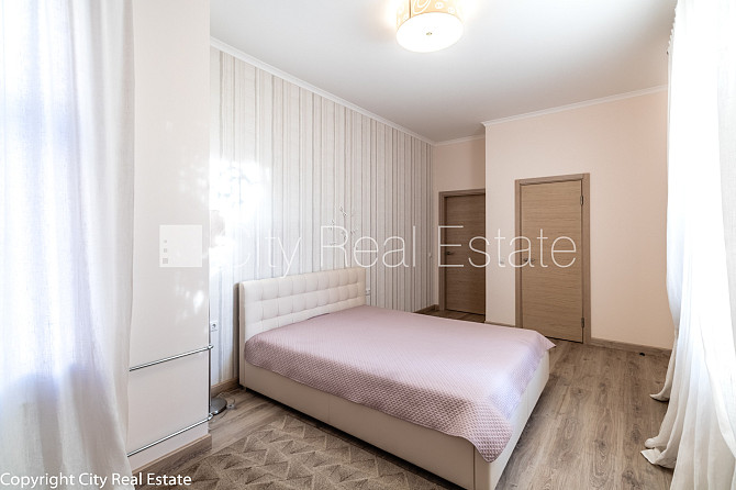 Фасадный дом, реновированный дом, вход с улицы, окна выходят на улицу, Рига - изображение 11