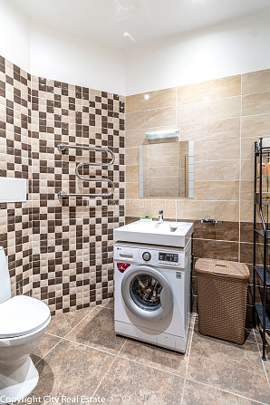 Фасадный дом, реновированный дом, вход с улицы, окна выходят на улицу, Рига - изображение 14