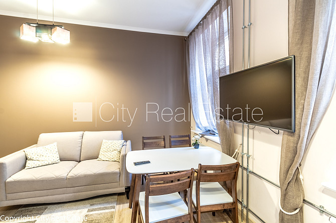 Фасадный дом, реновированный дом, вход с улицы, окна выходят на улицу, Рига - изображение 2