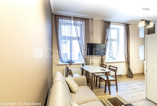 Фасадный дом, реновированный дом, вход с улицы, окна выходят на улицу, Рига - изображение 3