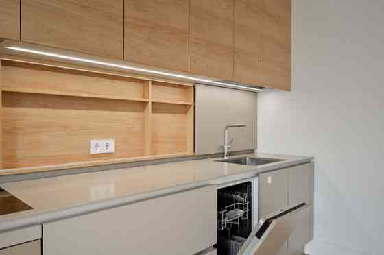 Izīrē gaišu un plašu 3 istabu dzīvokli!  Dzīvoklis atrodas Klusajā centrā, vienā no jaunākajiem proj Рига