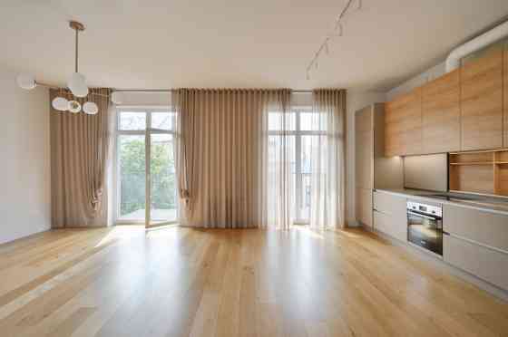 Izīrē gaišu un plašu 3 istabu dzīvokli!  Dzīvoklis atrodas Klusajā centrā, vienā no jaunākajiem proj Рига