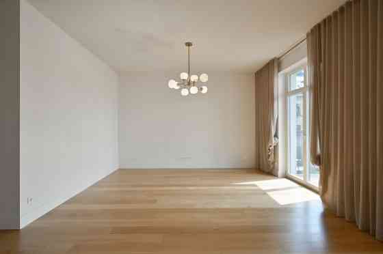 Izīrē gaišu un plašu 3 istabu dzīvokli!  Dzīvoklis atrodas Klusajā centrā, vienā no jaunākajiem proj Рига