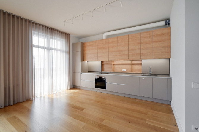 Izīrē gaišu un plašu 3 istabu dzīvokli!  Dzīvoklis atrodas Klusajā centrā, vienā no jaunākajiem proj Рига - изображение 2