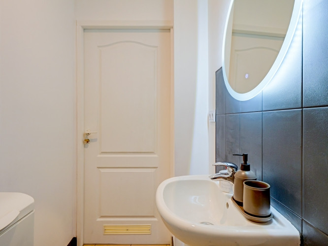 Izīrē īstermiņā 2-istabu dzīvokli Rīgas centrā, Raiņa bulvārī 31  Dzīvoklis atrodas vienā no Rīgas p Рига - изображение 1